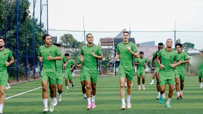 FOTO PSIS Semarang latihan di Liga 1. CEO PSIS Semarang Yoyok Sukawi bongkar masalah skuat berjuluk Mahesa Jenar itu di Liga 1, bisa saja Persis Solo jadi pelampiasan di Stadion Jatidiri.
