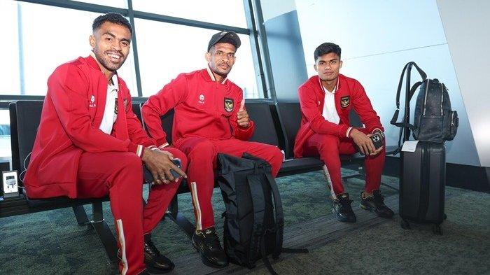 FOTO Yakob Sayuri (kiri) dan kolega di Timnas Indonesia bertolak menuju Turki.