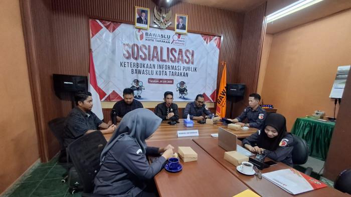 SOSIALISASI KETERBUKAAN iNFORMASI - Fajar Mentari, Ketua Komisi Informasi Provinsi Kaltara (tengah) bersama Anggota Bawaslh Provinsi Kaltara, Herry Fitrian (kiri) dan Ketua Bawaslu Tarakan, Riswanto (kanan) dalam kegiatan sosialisasi keterbukaan informasi publik dilaksanakan Bawaslu Tarakan menghadirkan Komisi Informasi Provinsi Kaltara, Selasa (22/7/2025).