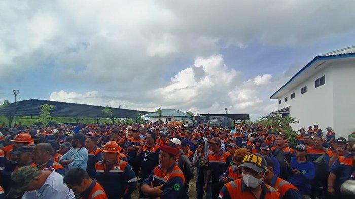 FOTO pekerja yang tergabung dalam Federasi Serikat Pekerja Transport Indonesia (F-SPTI) TKBM