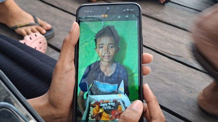 FATHIR SAAT ULANG TAHUN- Momen sang kakak mengabadikan kenangan saat adiknya Muhammad Fathir merayakan ulang tahunnya yang ke-12 pada Kamis 22 Mei 2025.