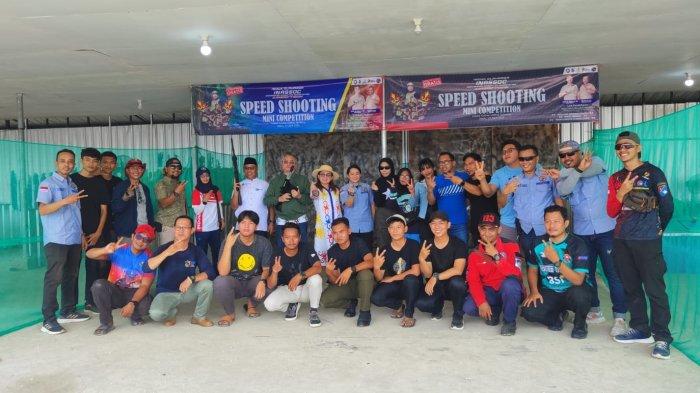 Foto bersama Bupati Malinau, Wempi W Mawa dan Wakil Bupati Malinau, Jakaria dengan peserta Eksebisi Speed Shooting Mini Competition Inassoc Malinau, pada Sabtu (27/4/2024), siang.