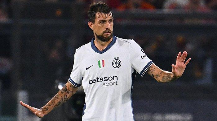Aksi Francesco Acerbi di lapangan pada pertandingan AS Roma vs Inter Milan di Stadion Olimpico, Senin (21/10/2024).