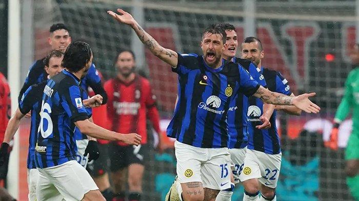 Selebrasi Francesco Acerbi dan para pemain Inter Milan ketika merayakan gol ke gawang AC Milan dalam pertandingan Derby della Madonnina pekan ke-33 Liga Italia Serie A, di Stadion San Siro, Selasa 923/4/2024).