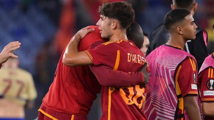 Momen Francesco D'Alessio dipeluk Romelu Lukaku usai laga AS Roma vs Servette di Liga Europa, Jumat (6/10/2023).