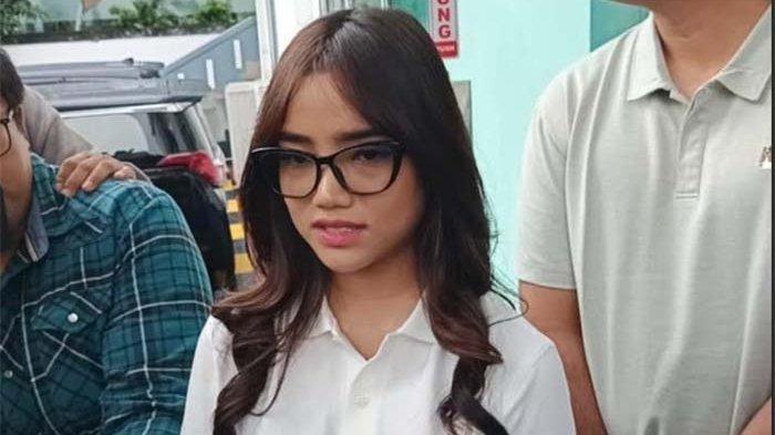 FUJIANTI UTAMI - Fujianti Utami alias Fuji saat ditemui di Pengadilan Negeri Jakarta Barat, Selasa (12/11/2024). Fuji beri sindiran menohok untuk Mayang usai buat video curhat tak bisa bertemu Gala di hari ulang tahun sang keponakan.