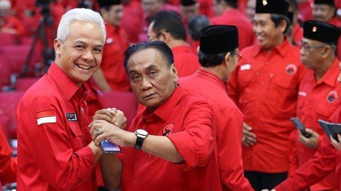 Bakal calon presiden Ganjar Pranowo bersama Ketua Bapilu PDIP Bambang Wuryanto saat hadir dalam Rapat Konsolidasi Organisasi Internal Partai dengan pengarahan Ketua Umum PDIP Megawati Soekarnoputri di Sekolah Partai, Lenteng Agung, Jakarta Selatan, Senin (31/7/2023). (Dok. PDIP)
