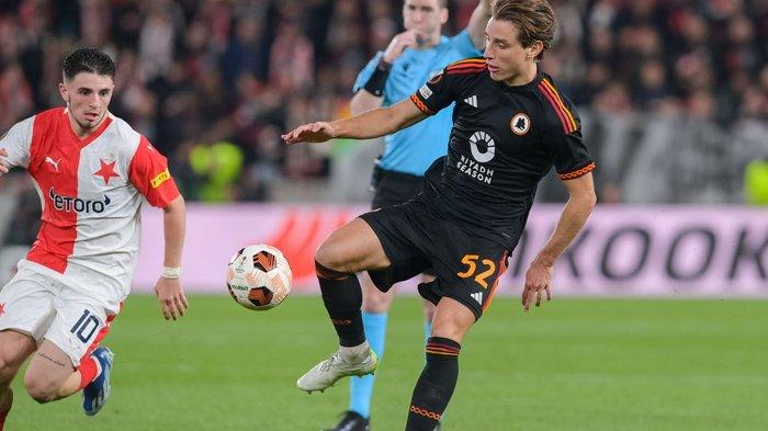Gelandang AS Roma, Edoardo Bove (jersey hitam) ketika menghadapi tekanan dari pemain Slavia Praha pada Matchday 4 Liga Europa, di Stadion Fortuna Arena pada Jumat (10/11/2023). (asroma.com)