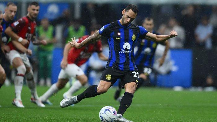 Eksekusi penalti Hakan Calhanoglu di laga Derby della Madonnina antara Inter Milan vs AC Milan, pada giornata 4 Liga Italia Serie A, di Stadion Giuseppe Meazza, Minggu (17/9/2023).