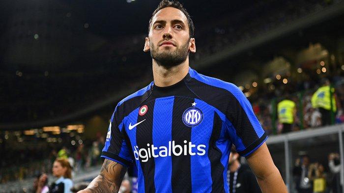 RUMOR HENGKANG - Gelandang Inter Milan, Hakan Calhanoglu. Pemain asal Turki ini dirumorkan hengkang ke Galatasaray, lantaran sudah tak nyaman berada di skuad Nerazzurri, Selasa (1/7/2025).