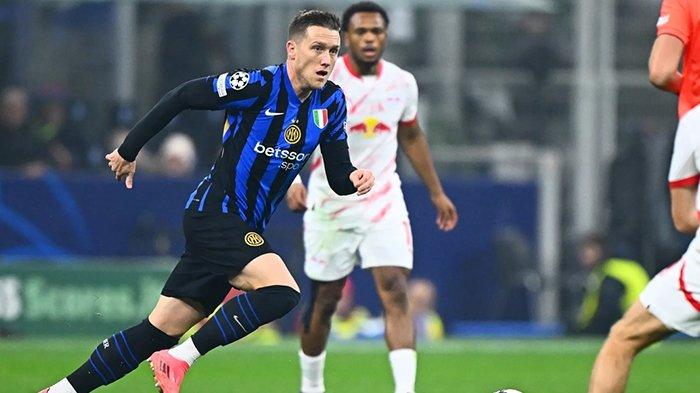 PEMBEDA - Penampilan Piotr Zielinski pada pertandingan Inter Milan vs RB Leipzig, matchday 5 Liga Champions, di Stadion Giuseppe Meazza, Rabu (27/11/2024). Gelandang asal Polandia ini bisa menjadi pembeda pada laga Final Liga Champions, PSG vs Inter Milan, Minggu (1/6/2025). (ARSIP - inter.it)
