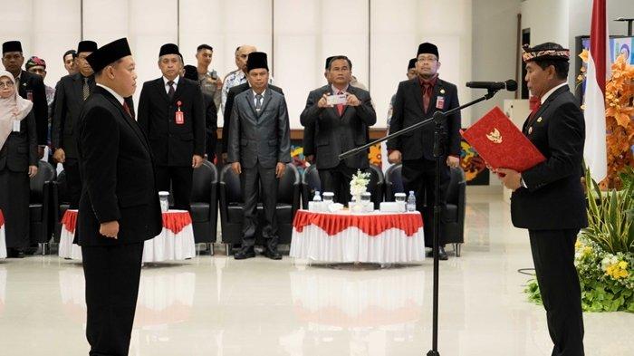 Gubernur Kaltara, Dr H Zainal A Paliwang, SH, M.Hum mengukuhkan Kepala Perwakilan BPKP Kaltara, Kamis (22/8).