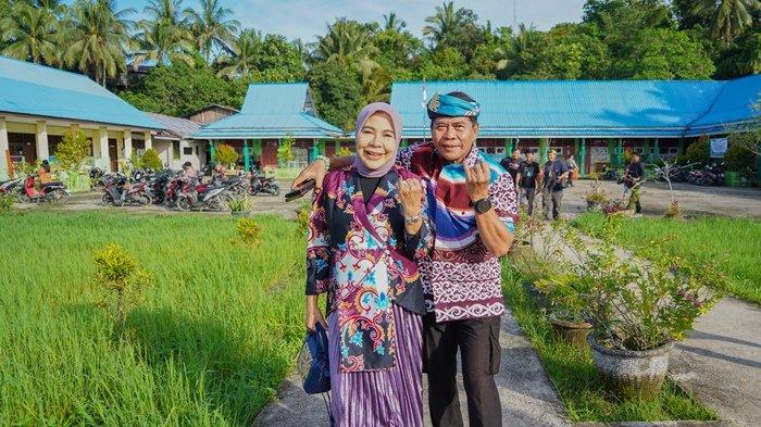 Pemilu 2024, Gubernur Kaltara Zainal A Paliwang didampingi oleh istri tercinta, Hj Rahmawati Zainal, dan putranya nyoblos di TPS 34 Tanjung Selor.