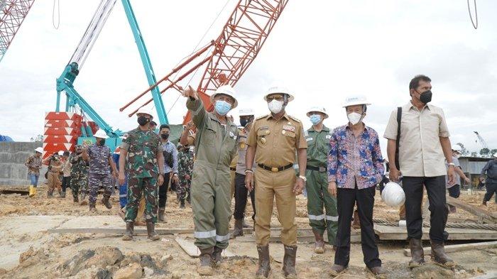 Gubernur Kaltara Zainal A Paliwang saat kunjungan kerja ke salah satu proyek.