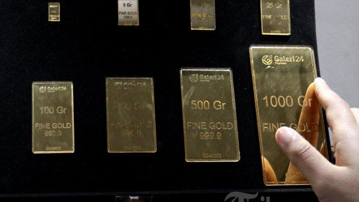 HARGA EMAS ANTAM - Pramuniaga menunjukkan emas batangan Aneka Tambang (Antam) di Galeri 24 Pegadaian, Jakarta, Kamis (18/4/2024). Cek daftar lengkap harga emas Antam hari ini Senin 19 Mei 2025, dimana harga emas hari ini terpantau meroket di awal pekan.