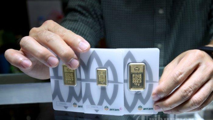HARGA EMAS ANTAM - Pedagang menata emas Antam di Jakarta, Rabu (17/2/2021). Intip update harga emas hari ini pada Selasa 15 Juli 2025 yang perlu diketahui oleh warga Kalimantan Utara atau Kaltara. Tribunnews/Irwan Rismawan