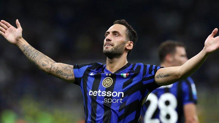 Selebrasi Hakan Calhanoglu ketika mencetak gol pada pertandingan Inter Milan vs Lecce di Liga Italia Serie A, pada laga yang berlangsung di Stadion Giuseppe Meazza, Minggu (25/8/2024).