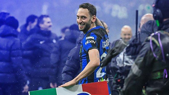 Selebrasi Hakan Calhanoglu ketika membawa Inter Milan meraih Scudetto usai mengalahkan AC Milan di Liga Italia Serie A, Selasa (22/4/2024). (Instagram / @hakancalhanoglu)