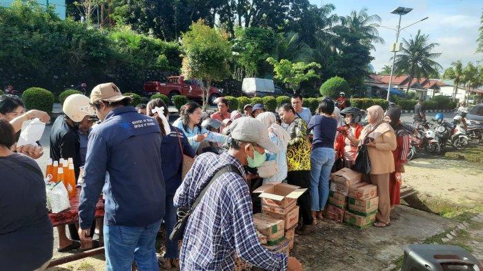Naiknya harga telur ayam membuat Pemerintah Kabupaten (Pemkab) Nunukan menggalakkan pasar murah di depan UKM Center, kawasan Tanah Merah, Liem Hie Djung, Jumat (10/01/2025), pagi