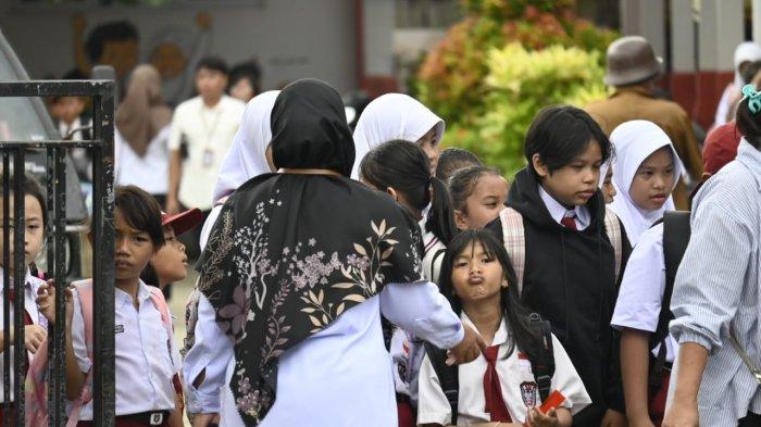 Hari pertama masuk sekolah peserta didik baru di sekolah dasar sekitar Malinau Kota, Senin (15/7/2024). Saat ini mulai tahapan masa pengenalan lingkungan sekolah (MPLS) di Malinau, Kalimantan Utara.