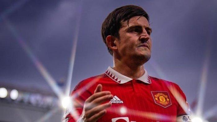 Erik Ten Hag disebut mengambil risiko yang terlalu besar jika membiarkan Harry Maguire mengawal lini bertahan Manchester United melawan Manchester City di Liga Inggris malam ini.