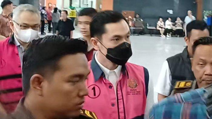 Terdakwa dugaan korupsi pada tata niaga komoditas timah Harvey Moeis saat tiba di lobi Pengadilan Tipikor Jakarta Pusat untuk menjalani sidang dengan agenda pembacaan putusan, Senin (23/12/2024).(KOMPAS.com/Syakirun Ni'am)