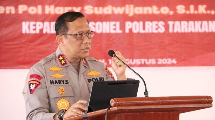 FOTO Kapolda Kaltara Irjen Pol Hary Sudwijanto memberikan arahan di Mako Polres Tarakan, Selasa (13/08/2024). Dalam daftar Kapolda terbaru 2024 yang merupakan senior Kapolri Jenderal Listyo Sigit Prabowo itu, termasuk di antaranya yakni Kapolda Kaltara Irjen Pol Hary Sudwijanto.