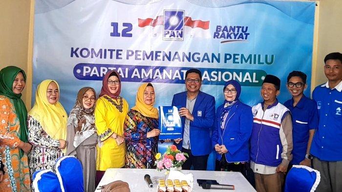 Hj Mariyam atau Bunda Mariyam resmi mendaftarkan diri dan mengambil formulir penjaringan ke PAN, Jumat (19/4/2024).