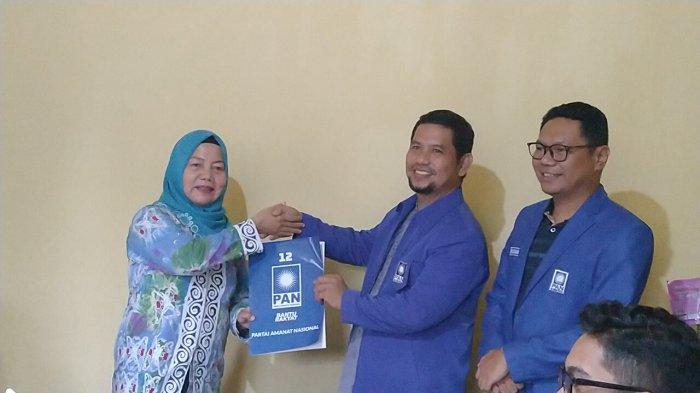 Hj Maryam menerima secara resmi rekomendasi dari DPP PAN yang diserahkan Ketua DPD PAN Tarakan Dewantara didampingi Ketua Tim Penjaringan Balon Kepala Daerah DPD PAN Tarakan Harjo Solaika. Berikut ini profil dan biodata Hj Mariyam yang merupakan eks caleg Partai Amanat Nasional atau PAN dalam perebutan kursi DPRD Kaltara pada Pileg 2024 lalu.