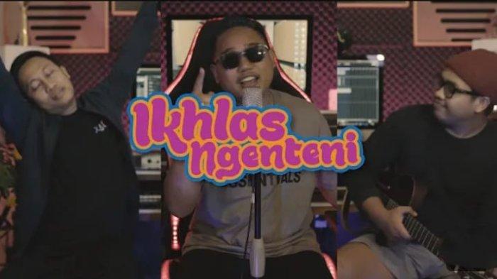 Simak lirik, terjemahan, dan chord gitar lagu Ikhlas Ngenteni oleh Guyon Waton.