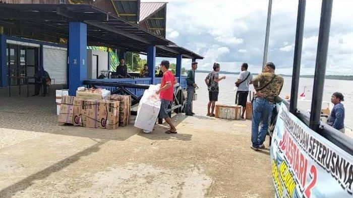 Aktivitas buruh di Pelabuhan Keramat Tideng Pale dan Aktivitas jual beli di Pasar Imbayud Taka.