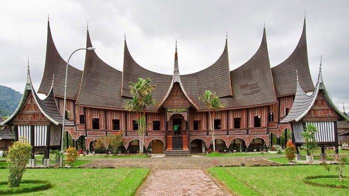 Ilustrasi Rumah Gadang - Simak kumpulan pepatah Minang lengkap dengan maknanya, cocok dipakai untuk menyindir seseorang, yuk bagikan!