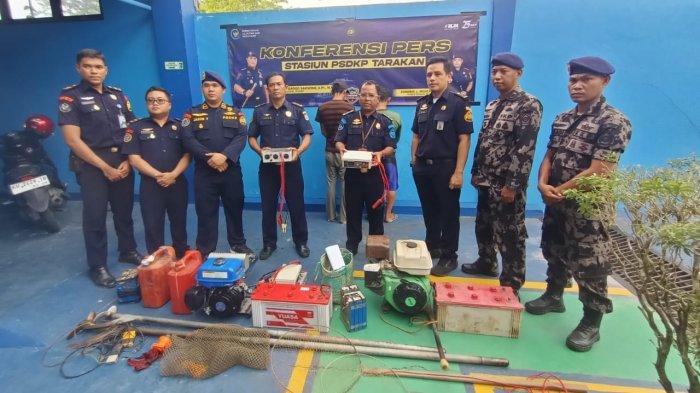 Jajaran Katimja Stasiun Pengawasan Sumber Daya Kelautan dan Perikanan (PSDKP) Kota Tarakan melaksanakan rilis pers terkait penangkapan pelaku bekerja sebagai nelayan terlibat tindak pidana menangkap ikan dengan cara descructive fishing melalui alat tangkap setrum, Sabtu (22/6/2024) sore tadi. TRIBUNKALTARA.COM/ANDI PAUSIAH