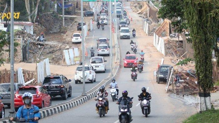 Upaya mengurangi kemacetan, Pemkota Balikpapan mulai memperlebar dan memperbaiki drainase di Jalan MT Haryono, Gunung Samarinda, Balikpapan Utara, Balikpapan, Kalimantan Timur.