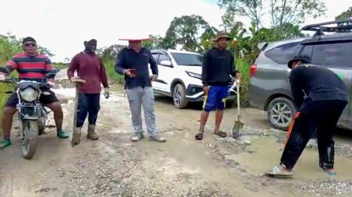Kondisi jalan poros Tanjung Palas - Salimbatu yang rusak. Oleh warga sempat diperbaiki secara gotong-royong.