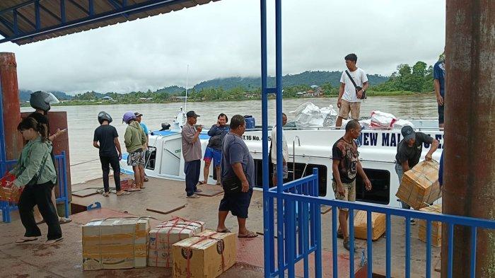 Aktivitas pengguna jasa di Pelabuhan Speedboat Malinau, Kalimantan Utara. Pelabuhan mencatat angka pengguna jasa terbanyak dan tumbuh hingga 109 persen 3 tahun terakhir.