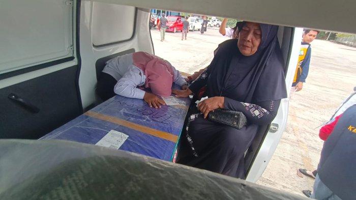 Tampak keluarga menunggu peti jenazah Almarhumah Hj. Kamah, jemaah haji asal Tarakan Kalimantan Utara meninggal dunia saat tiba di Embarkasi Haji Balikpapan kemarin, Rabu (3/7/2024).