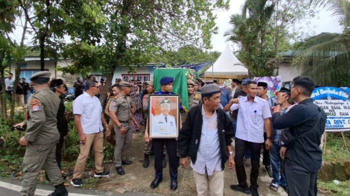 DIPADATI PELAYAT- Rumah duka Alhamarhum Mantan Wali Kota Tarakan Sofian Raga di Kelurahan Mamburungan Tarakan, Kalimantan Utara, Selasa (11/2/2025) dipadati para rekan sejawat yang hendak melayat.