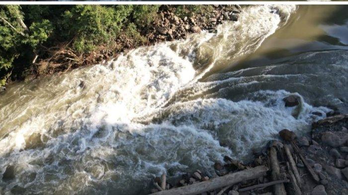 JERAM NTA LIANG - Perahu panjang bermesin dikemudikan 4 motoris memecut di Jeram Nta' Liang Sungai Bahau, Kecamatan Pujungan, beberapa hari lalu. Dinas Perhubungan Malinau menindaklanjuti skema penanganan jeram yang baru terbentuk di Sungai Bahau memudahkan pengiriman sembako.