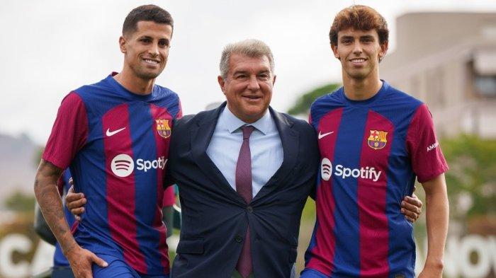 Joao Cancelo dan Joao Felix diperkenalkan sebagai pemain baru Barcelona di bursa transfer musim panas 2023. (Twitter/@FCBarcelona)