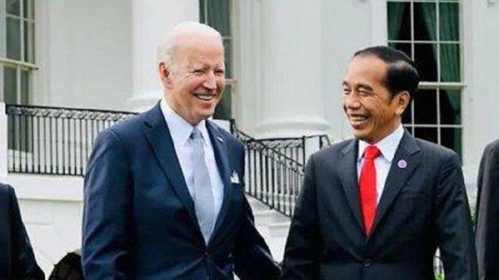 Presiden Joko Widodo bertemu dengan Presiden Amerika Serika Joe Biden. Dalam pertemuan tersebut Presiden Jokowi berbincang menggunakan bahasa Indonesia.