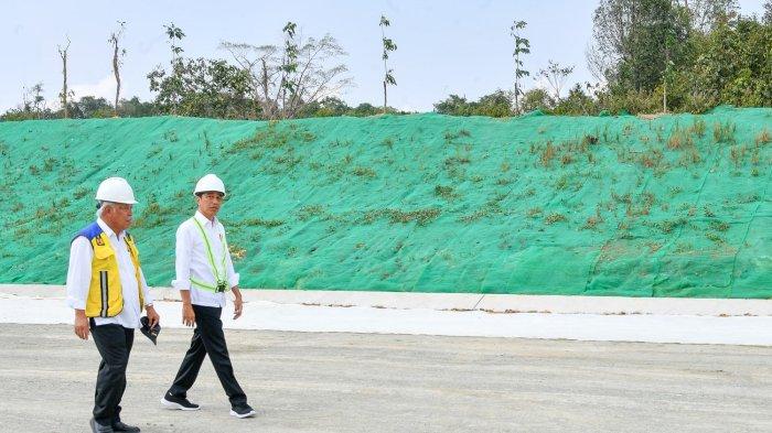 Presiden Jokowi didampingi Menteri PUPR Basuki Hadimuljono, Menteri BUMN Erick Thohir, dan Kepala Otorita IKN Bambang Susantono meninjau progres pembangunan jalan Tol IKN-Balikpapan. HO/BPMI Setpres-Vico