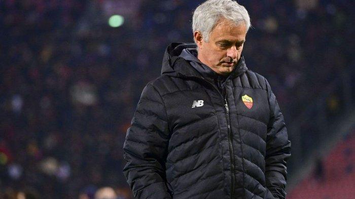 Pelatih AS Roma, Jose Mourinho - The Special One buka opsi hijrah ke Arab Saudi, benarkah pertanda bahwa sang pelatih akan hengkang pada akhir musim nanti?