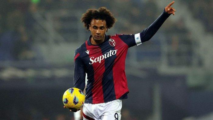 Pemain Bologna, Joshua Zirkzee - Bomber muda asal Belanda itu masuk radar kepala pencari bakat AC Milan, Geoffrey Moncada. Rossoneri bisa mulai mendekati sang pemain ketika tim besutan Stefano Pioli menjamu Rossoblu di pertandingan Liga Italia Serie A pekan 22 di Stadion San Siro, Minggu (28/1/2024) dini hari nanti.
