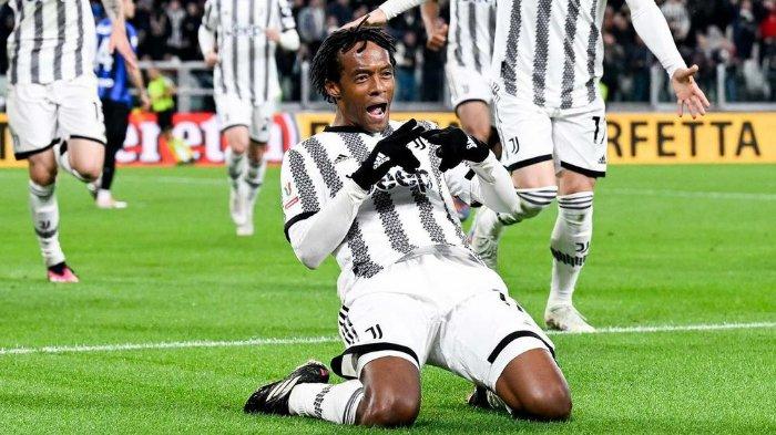 Selebrasi pemain Juventus, Juan Cuadrado usai mencetak gol ke gawang Inter Milan dalam leg pertama semifinal Coppa Italia, Rabu (3/4/2023).