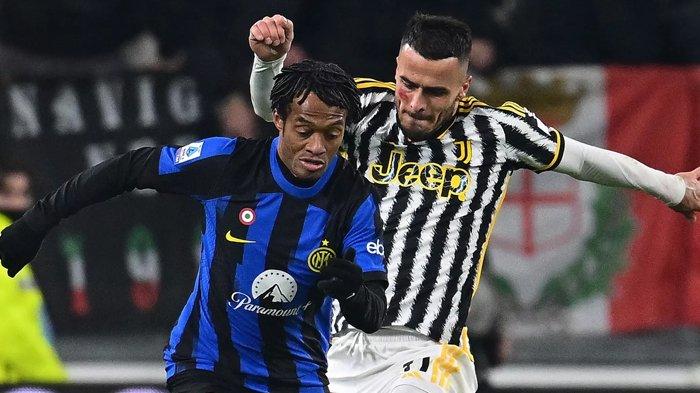 Duel Juan Cuadrado dan Filip Kostic pada Derby d Italia antara Juventus vs Inter Milan, peklan ke-13 Liga Italia Serie A, di Allianz Stadium, Senin (27/11/2023).