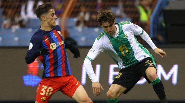 Juan Miranda (kanan) memperkuat Real Betis . (Instagram/@juanmiranda)