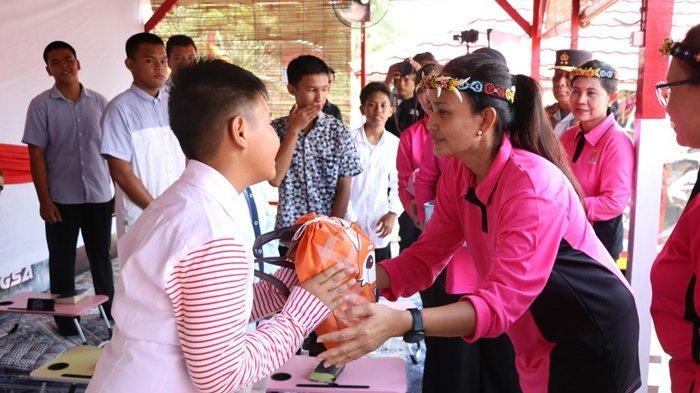 Ketua Umum Bhayangkari Ny Juliati Listyo Sigit Prabowo, melaksanakan kunjungan ke Taman Pendidikan AlQuran (TPA) dan Sekolah Minggu, yang berada di Mako Satbrimob Polda Kaltara, di Kota Tarakan, Kalimantan Utara ( Kaltara ) pada Sabtu (14/09/2024).