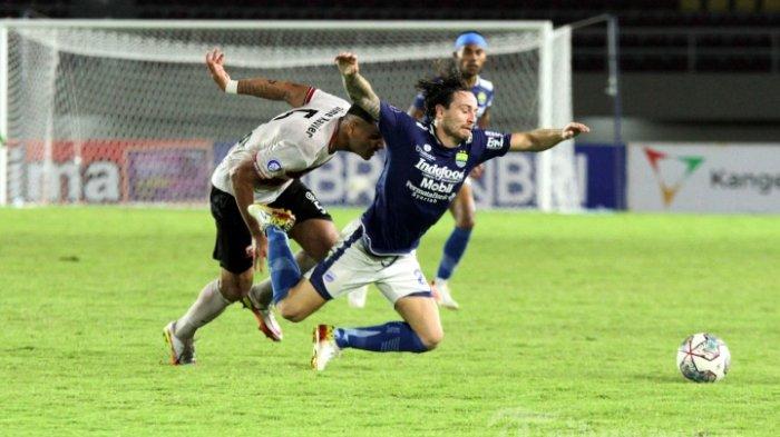 KONDISI MARC KLOK - Gelandang Persib Bandung, Marc Klok (kanan) terjatuh dijegal bek Madura United, Jaime Xavier pada laga pekan kelima belas BRI Liga 1 2021-2022 di Stadion Manahan, Solo, Jawa Tengah, Sabtu (4/12/2021) malam. Kondisi Marc Klok yang sebelumnya cedera saat Persib Bandung libas PSM Makassar di pekan ke-21 Liga 1 2024/2025, menarik perhatian jelang Maung Bandung ladeni PSIS Semarang di pekan ke-22 Liga 1.