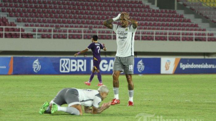 DDS CEDERA - Ekspresi pesepak bola Persib Bandung, David da Silva (kanan) setelah Ciro Alves (bawah) gagal memanfaatkan peluang ke gawang Persik Kediri pada pada laga Persik Kediri vs Persib Bandung dalam lanjutan BRI Liga 1 2022/2023 di Stadion Manahan, Solo, Rabu (7/12/2022) malam. Kabar David da Silva cedera, diungkap langsung oleh pelatih Persib Bandung Bojan Hodak jelang lawatan ke markas Borneo FC di pekan ke-28 Liga 1 2024/2025